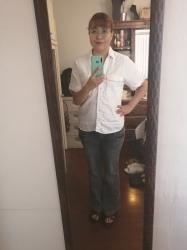 Outfit propio: Camisa blanca de lino + jeans azul deslavados y acampanados.