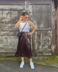 Glitzer, Glam, Strass und Pailletten: Herbsttrend 2023 erobert die Straßen