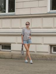 Grey t-shirt&jeans shoes