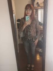 Outfit propio: Blusa animal print + jeans grises. 