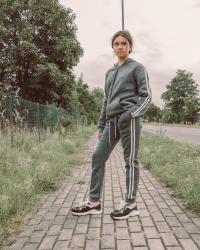 Szary komplet dresowy z lampasami i wygodne sneakersy | Gemre