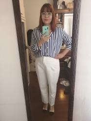 Outfit propio: Camisa rayada blanco/azul + pantalón blanco.