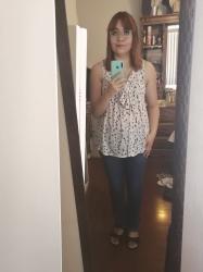 Outfit propio: Blusa blanca con estampado de pajaritos + jeans azul oscuro. 