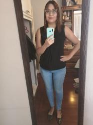 Outfit propio: Blusa negra sin mangas + jeans azul claro.