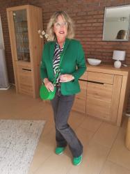 Sportlicher Look mit Sweatblazer und Schlagjeans