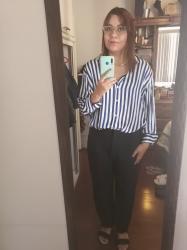 Outfit propio: Camisa blanca a rayas azules + pantalón de vestir negro.