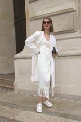 Outfit | Weißer Mantel zu cremfarbenem Silkdress