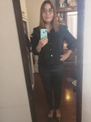 Outfit propio: Camisa satinada negra + pantalón negro de polipiel.