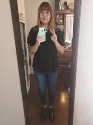 Outfit propio: Blusa negra + jeans azul oscuro.