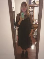 Outfit propio: Vestido negro de encaje con plumeti o lunares negros.