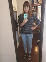 Outfit propio: Blusa azul de topitos blancos + jeans azul claro deslavado.