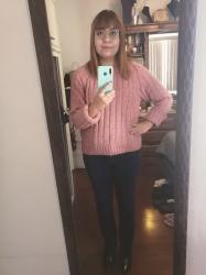 Outfit propio: Sueter rosa + jeans azul oscuro.
