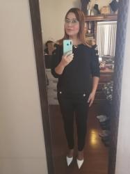 Outfit propio: Sueter negro con aberturas en los hombros + pantalón negro de botones dorados.