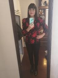Outfit propio: Blusa negra con flores rojas + jeans negros.