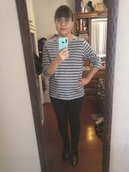 Outfit propio: Camiseta gris rayada + jeans negros.
