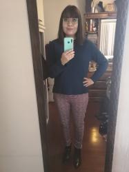 Outfit propio: Sueter azul + pantalón con estampado similar al tweed.