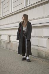 Czarny trench oversize & czerwona torebka