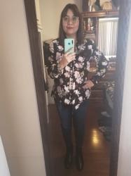 Outfit propio: Camisa floreada con lazo + jeans azul fuerte.