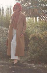 Comment porter le manteau long ? Look en camel et blanc !