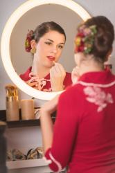 Glänzendes Gold trifft festliches Rot: Inspiration für Dein Weihnachts-Make-up