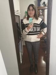 Outfit propio: Sueter blanco-negro + pantalón de vestir gris a cuadros.