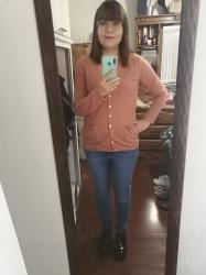 Outfit propio: Sueter rosa + jeans azul bajito.