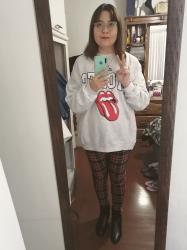 Outfit propio: Sudadera gris claro de los Rolling Stones + pantalón tartan.