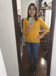 Outfit propio: Sueter amarillo abotonado + jeans azul claro.