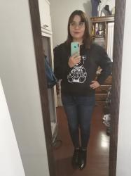 Outfit propio: Sudadera negra con estampado de osito + jeans azul oscuro.