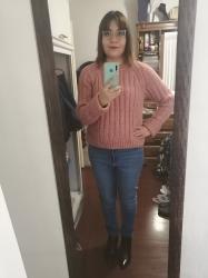 Outfit propio: Sueter rosa + jeans azul bajito.