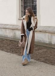 Flare jeans & brązowy kożuch