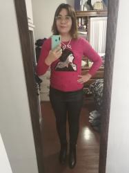    Outfit propio: Sueter rosa fucsia + pantalón negro de polipiel.