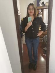 Outfit propio: Camisa negra satinada + jeans azul con brillitos.