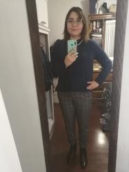 Outfit propio: Sueter azul + pantalón a cuadros gris.