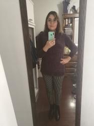 Outfit propio: Sueter morado de cuello de tortuga + pantalón negro-blanco a cuadros.