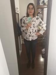  Outfit propio: Camisa blanca con estampados de gatitos + jeans azul fuerte + chamarra de mezclilla.