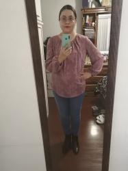 Outfit propio: Blusa rosa + jeans azul clásico.