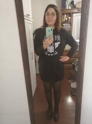 Outfit propio: Vestido sudadera negra.