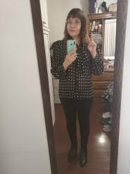 Outfit propio: Camisa negra con estampado de pequeñas flores + pantalón negro pegado.