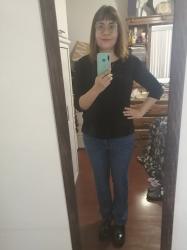 Outfit propio: Blusa negra de terciopelo + jeans acampanados con brillos.