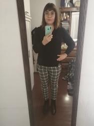 Outfit propio: Sueter negro + pantalón a cuadros blanco-negro.