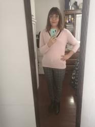 Outfit propio: Sueter en V rosa-negro +pantalón gris a cuadros.