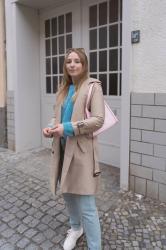 Frühlings-Outfit mit Mom Jeans und Trenchcoat