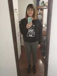 Outfit propio: Sudadera negra con estampado de osito + pantalón a cuadros negro-blanco.