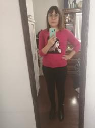 Outfit propio: Sueter rosa fucsia con estampado de dibujo de chica + jeans negros.