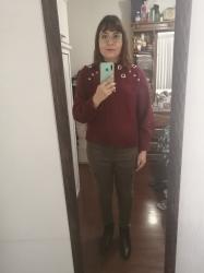 Outfit propio: Sueter vino con aplicaciones metálicas + jeans verde militar.