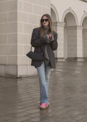 Wełniana marynarka, flare jeans, adidas gazelle bold 