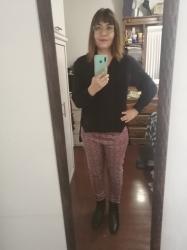 Outfit propio: Sueter negro + pantalón con estampado similar al tweed.