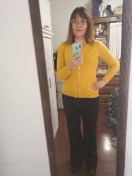 Outfit propio: Sueter de botones amarillo + pantalón acampanado azul oscuro.