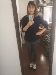 Outfit propio: Blusa azul oscuro + pantalón gris a cuadros.